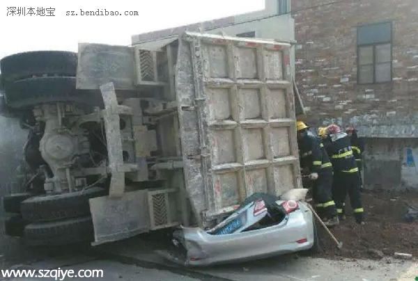 泥頭車追尾側(cè)翻壓到小車 致小車司機(jī)當(dāng)場死亡