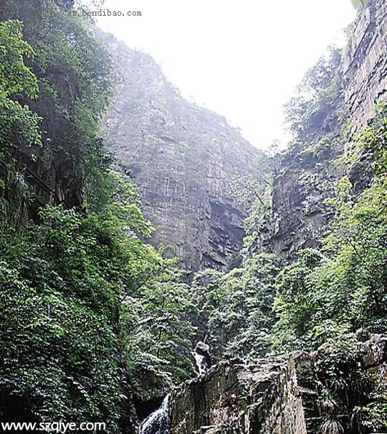 廣東乳源大峽谷發(fā)生山石滑落 <a href=http://www.sz1980.com/shenzhen/ _fcksavedurl=http://www.sz1980.com/shenzhen/ target=_blank class=infotextkey><a href=http://www.thesurfingworld.com/shenzhen/ target=_blank class=infotextkey>深圳</a></a>驢友1死7傷