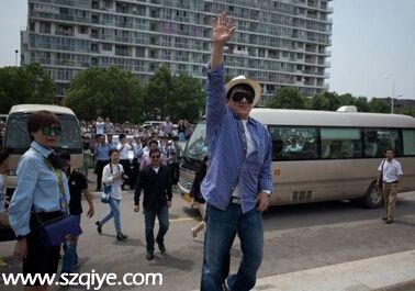 成龍乘私人飛機(jī)赴任院長 張國立同行任客座教授
