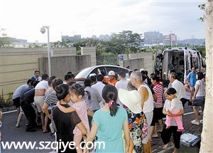 小孩被卷車底 <a href=http://www.sz1980.com/shenzhen/ target=_blank class=infotextkey><a href=http://www.thesurfingworld.com/shenzhen/ target=_blank class=infotextkey>深圳</a></a>消防組織群眾抬車救人
