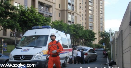 小孩被卷車底 <a href=http://www.sz1980.com/shenzhen/ target=_blank class=infotextkey>深圳</a>消防組織群眾抬車救人