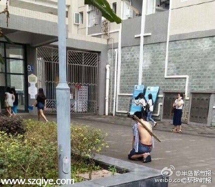 重慶一男生在女生宿舍門(mén)口下跪負(fù)荊請(qǐng)罪求原諒（圖）
