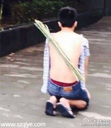 重慶一男生在女生宿舍門(mén)口下跪負(fù)荊請(qǐng)罪求原諒（圖）