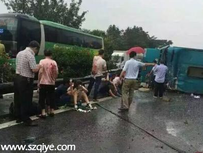 由<a href=http://www.thesurfingworld.com/shenzhen/ target=_blank class=infotextkey>深圳</a>開(kāi)往汕頭的大巴側(cè)翻 3死7重傷