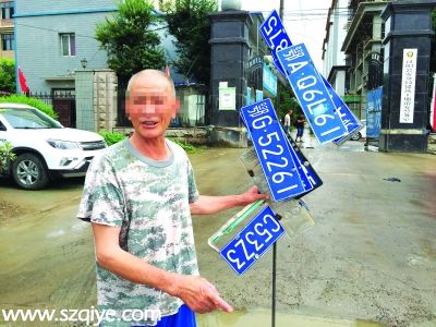 武漢大雨后七旬老人在齊腰深水中撈車牌賺錢(圖)
