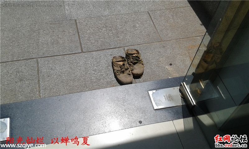 民工脫鞋進(jìn)機(jī)關(guān)公廁 網(wǎng)友：心里酸酸的