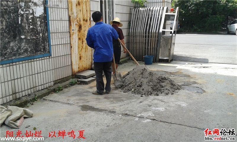 民工脫鞋進(jìn)機(jī)關(guān)公廁 網(wǎng)友：心里酸酸的