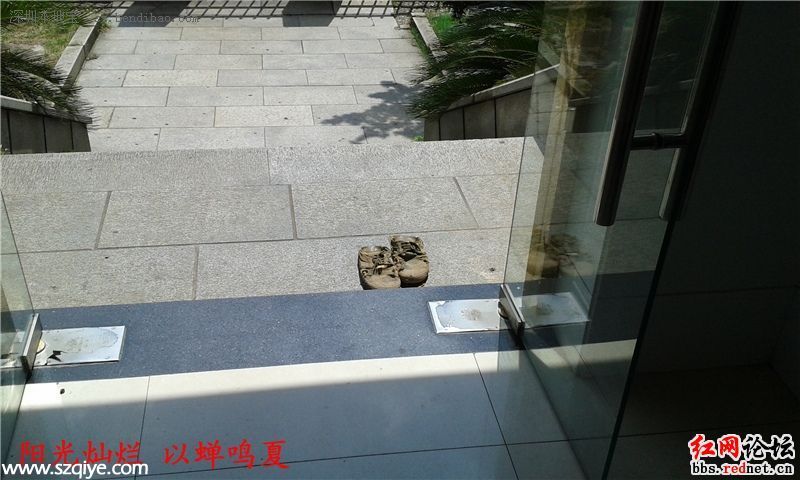 民工脫鞋進(jìn)機(jī)關(guān)公廁 網(wǎng)友：心里酸酸的