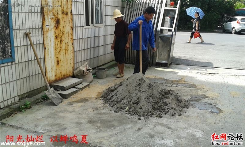 民工脫鞋進(jìn)機(jī)關(guān)公廁 網(wǎng)友：心里酸酸的