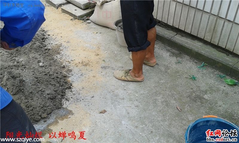 民工脫鞋進(jìn)機(jī)關(guān)公廁 網(wǎng)友：心里酸酸的