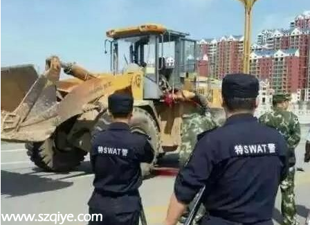 男子駕裝載機撞翻警車碾死行人 被警方擊斃