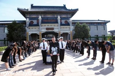      追悼會后，周云露的哥哥手捧妹妹的遺像走出靈堂，親友及同學(xué)鞠躬送別。