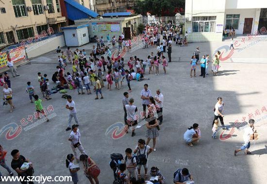 四川巴中一小學(xué)被外租開賓館 三百學(xué)生滯留操場