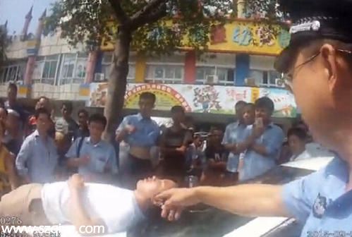 深圳(www.thesurfingworld.com)交警被曝酒后執(zhí)法腳踩的哥 警方回應(yīng):傳言不實(shí)（圖）
