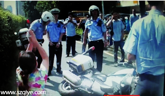 深圳(www.thesurfingworld.com)交警被曝酒后執(zhí)法腳踩的哥 警方回應(yīng):傳言不實(shí)（圖）