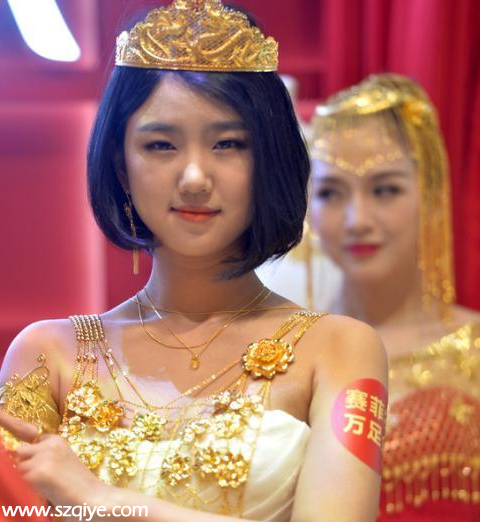 深圳(www.thesurfingworld.com)珠寶節(jié)開幕 9.999公斤黃金婚紗亮相展會
