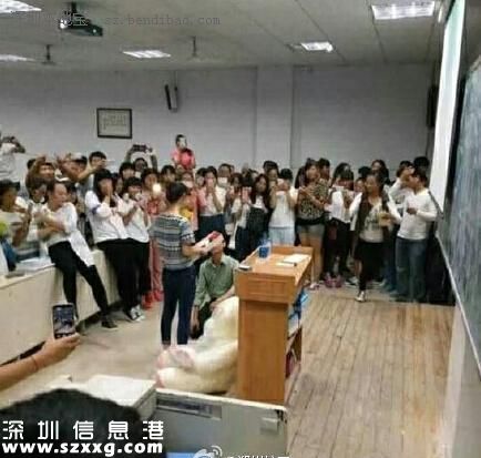 教官向女生強(qiáng)吻表白 你怎么看？