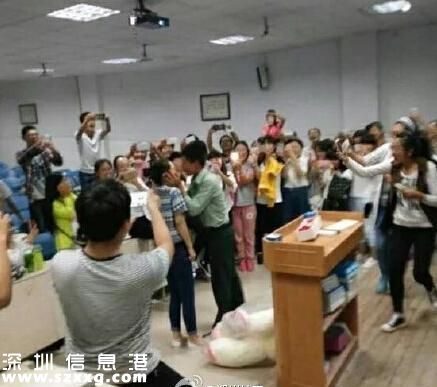 軍訓(xùn)教官?gòu)?qiáng)吻女生 軍訓(xùn)年年有今年最奇葩