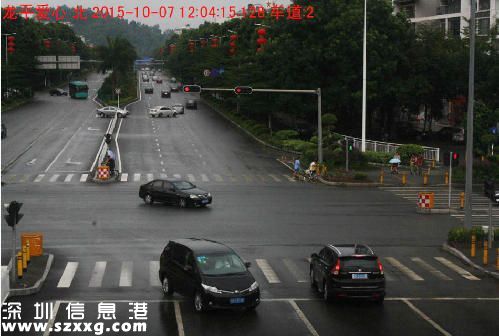 <a href=http://www.thesurfingworld.com/shenzhen/ target=_blank class=infotextkey>深圳</a>(www.thesurfingworld.com)小汽車最離譜逆行 一般人無法理解？