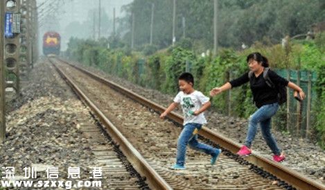 學生橫穿鐵路上學