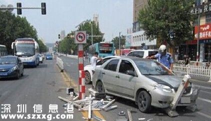 儲某駕駛牌照為魯AA67××的轎車，由山東前往上海，途經(jīng)滬蓉高速丹陽竇莊附近時，自感左手臂上有麻痛感，隨后發(fā)現(xiàn)一只大蚊子正在叮咬自己，便騰出右手拍打蚊子，不料車子失控，撞向護(hù)欄刮擦10余米后才停下。儲某的兩顆門牙因磕著方向盤被撞斷，他痛得直叫喚。