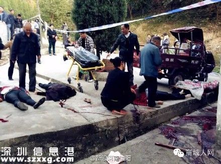 河南信陽載9人三輪摩托側(cè)翻致7人死亡