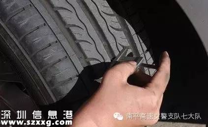 龍大高速路兩車追尾 司機(jī)被困駕駛室
