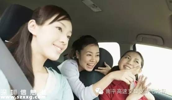 龍大高速路兩車追尾 司機(jī)被困駕駛室