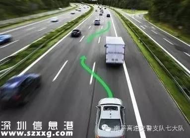 龍大高速路兩車追尾 司機(jī)被困駕駛室