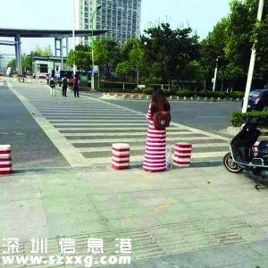 王同學(xué)和隔離墩“撞衫”了，她穿的這件衣服是在網(wǎng)上買的。左圖為模特穿出的效果