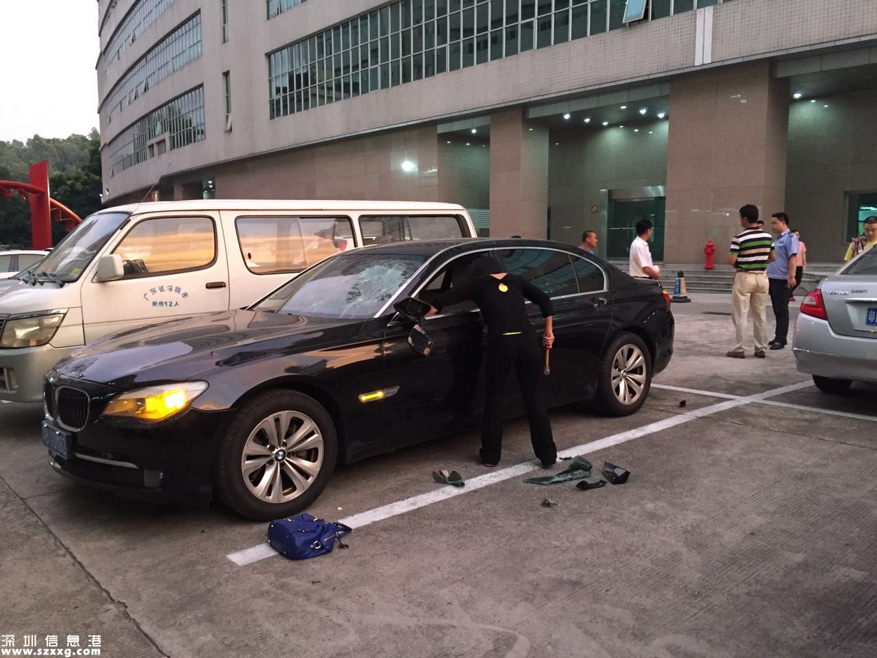 女子用鐵錘繼續(xù)歇斯底里地砸車(chē)，寶馬車(chē)的前后車(chē)燈全部破碎，引擎蓋上的寶馬標(biāo)識(shí)也被砸飛，四只車(chē)把手被砸斷，車(chē)身被砸出大大小小的凹陷。
