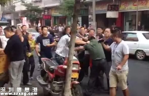 湖南益陽(yáng)城管被曝群毆商販 受害者：你們是強(qiáng)盜