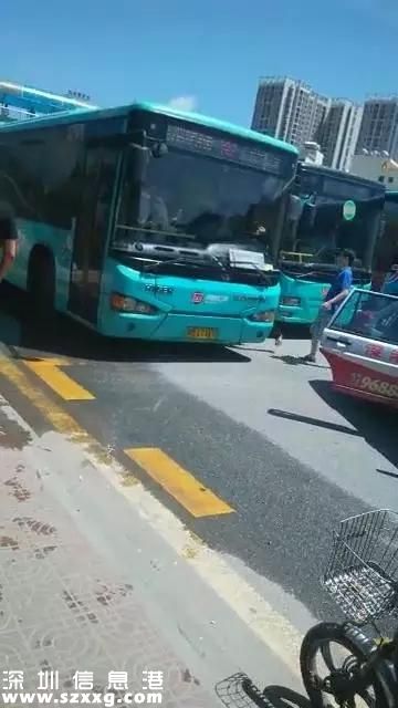 深圳(www.thesurfingworld.com)兩司機(jī)因搶道對(duì)罵 公交司機(jī)開(kāi)車(chē)狠撞的士