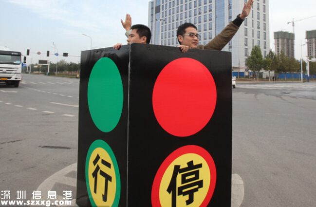 街頭現(xiàn)人體紅綠燈 這倆小伙子是誰？