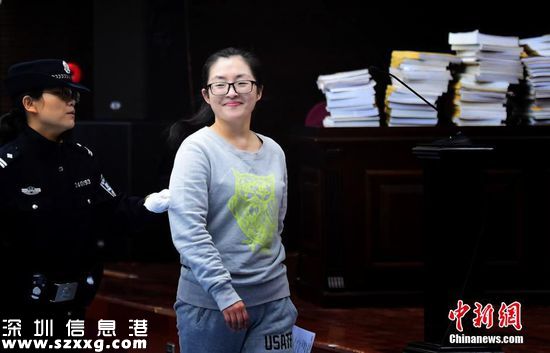 2015年10月29日消息，位于勝利廣場的合肥地標性的雕塑“中國結(jié)”五年前為一項地下空間新項目的開發(fā)搬遷。而開發(fā)這個項目的投資人是“80”后上海女子張某和其哥哥。然而，2012年該項目突然停工，成了合肥有名的“爛尾”工程，開發(fā)商跑路800多戶業(yè)主被騙3億余元。10月29日上午，80后“女老板”張某及其房地產(chǎn)有限公司因涉嫌合同詐騙，共同在合肥市中院受審。面對法官和公訴人的訊問。從受審到結(jié)束，張某始終保持微笑。視覺中國