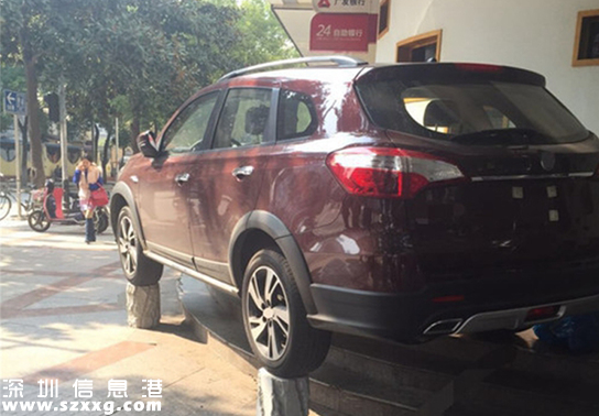 車停石樁上博關(guān)注 成功引起交警注意