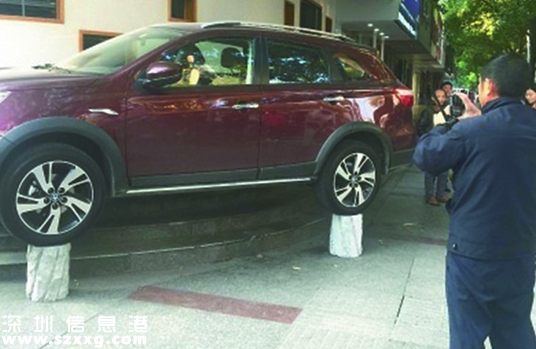 車停石樁上博關(guān)注 成功引起交警注意