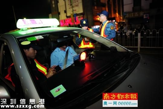 <a href=http://www.thesurfingworld.com/shenzhen/ target=_blank class=infotextkey>深圳</a>(www.thesurfingworld.com)突擊查加裝“跳表器”綠的 8輛中就有4輛