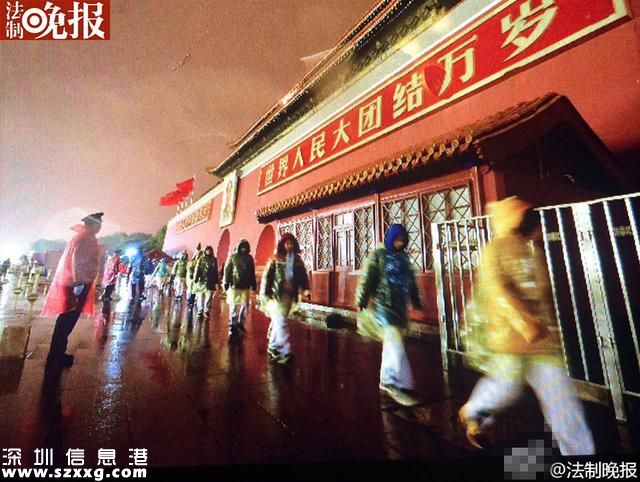 北京5000名中學生4時被送天安門 冒雨觀升旗