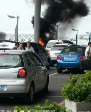 深圳機(jī)場航站樓一車輛失控 撞交警摩托致起火