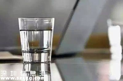 小伙為長(zhǎng)壽不喝水