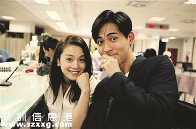 10日，周渝民曬出合影公開與喻虹淵已經(jīng)結(jié)婚的消息。周渝民寫道：“周太太真美！是的，我們結(jié)婚了。感謝各位朋友的祝福。”并曬出兩張合影，照片中兩人搞怪甜蜜，手指上的戒指非常搶鏡。