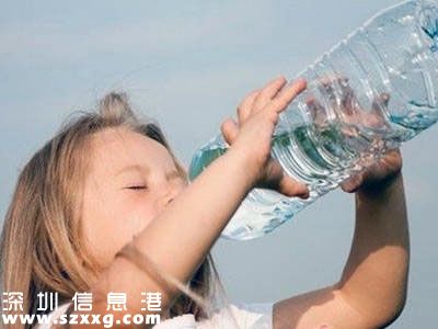 小伙為長(zhǎng)壽不喝水