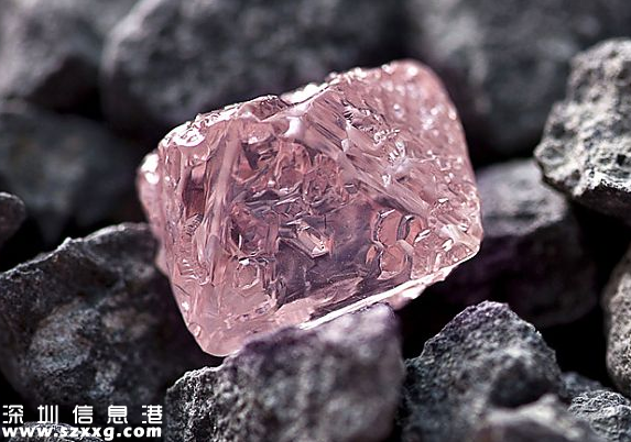 1.8億拍稀世粉鉆 粉色磚石是怎么回事？