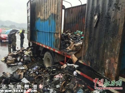 江西昌銅高速一快遞貨車著火 4000多件快遞被燒毀價值近百萬元