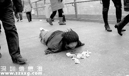 老人吐血行乞真相曝光 揭穿8種街頭行乞真相