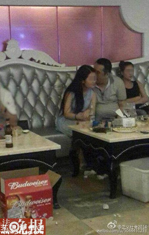 法晚深度即時(shí)報(bào)道(統(tǒng)籌執(zhí)行：朱順忠 記者 王選輝 實(shí)習(xí)生 施遠(yuǎn)圻)昨日，有網(wǎng)友在微博爆料稱，福建省漳州市漳浦縣法院少年庭庭長陳毅東在豪華KTV“喝美酒叫小姐”，并曬出多張疑似其正在摟抱、親吻照片。今天上午，漳浦法院監(jiān)察室相關(guān)負(fù)責(zé)人告訴記者，網(wǎng)友爆料圖片中男子確為該院少年審判庭庭長陳毅東，目前法院已經(jīng)介入調(diào)查此事。