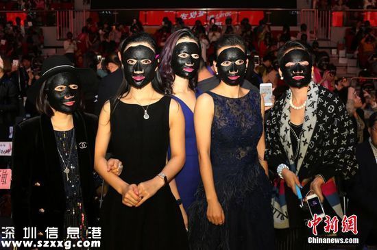 2015年11月23日，上海舉辦千人敷面膜活動,現(xiàn)場參與活動的男女賓客都涂上了黑色的面膜，最終在經(jīng)過官方確認(rèn)下獲吉尼斯世界紀(jì)錄證書。