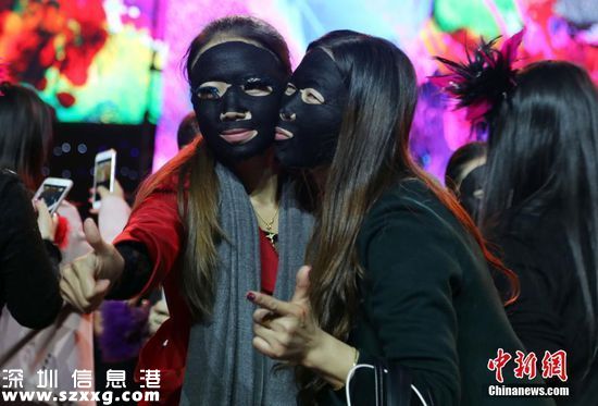 2015年11月23日，上海舉辦千人敷面膜活動,現(xiàn)場參與活動的男女賓客都涂上了黑色的面膜，最終在經(jīng)過官方確認(rèn)下獲吉尼斯世界紀(jì)錄證書。