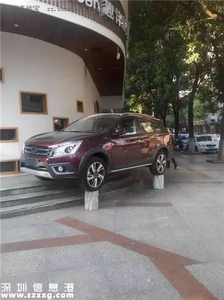 女司機霸氣停車 網(wǎng)友：她是怎么出來的？
